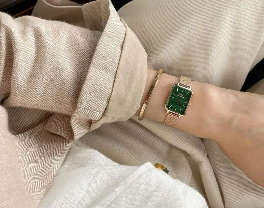 Người sinh năm 2003 hợp đồng hồ màu gì