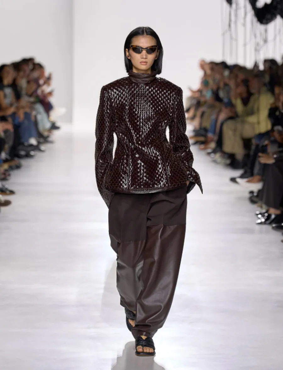 Bottega Veneta Xuân/Hè 2026: Louise Trotter và hành trình kể chuyện bằng nghệ thuật thủ công - 4