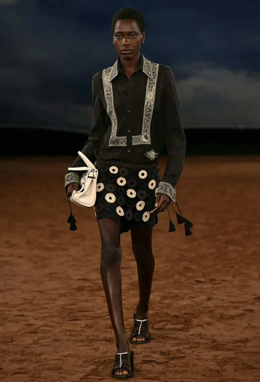 Burberry Xuân/Hè 2026: Khi âm nhạc và tinh thần phóng khoáng trở lại sàn diễn - 1