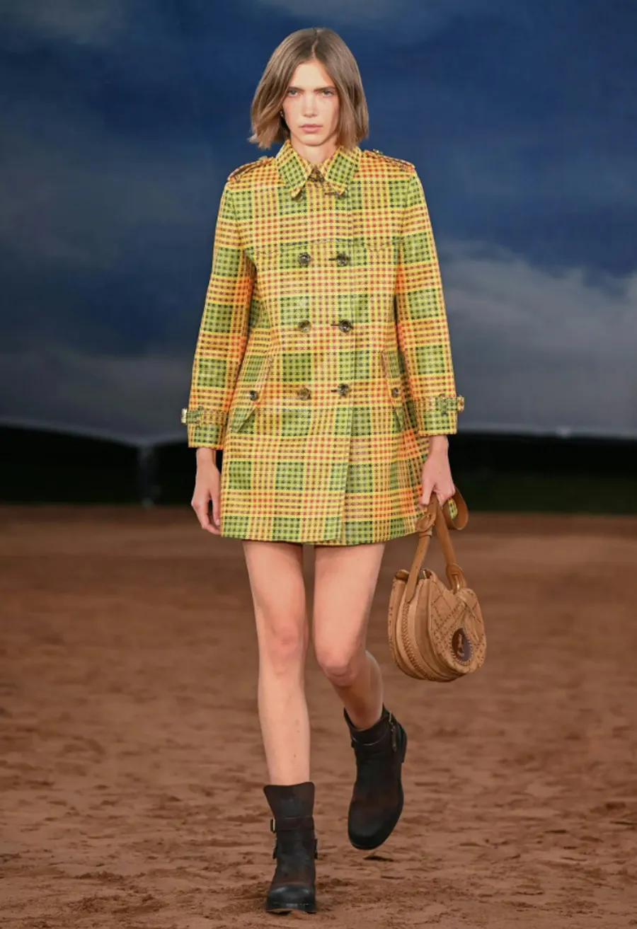 Burberry Xuân/Hè 2026: Khi âm nhạc và tinh thần phóng khoáng trở lại sàn diễn - 9