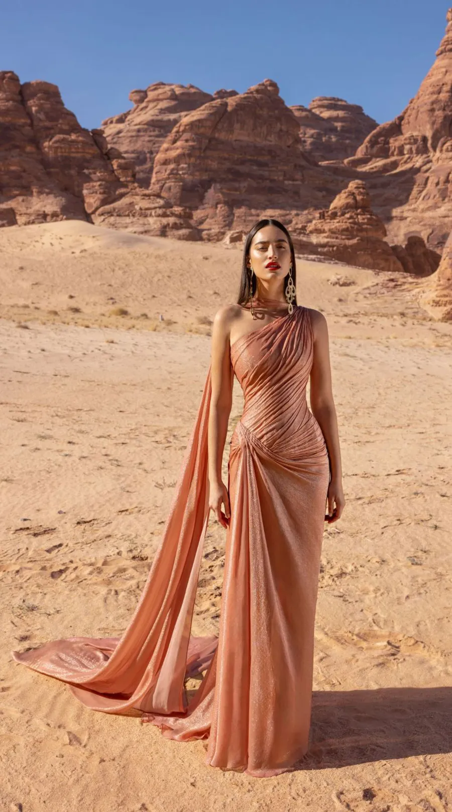 Áo voan lệch vai và chân váy mini