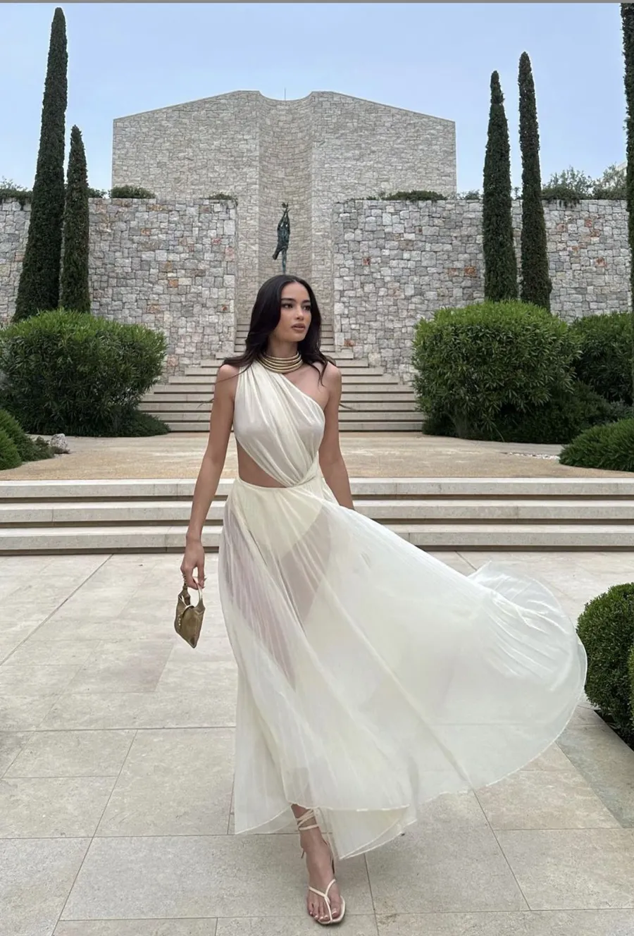 Áo voan lệch vai và chân váy mini