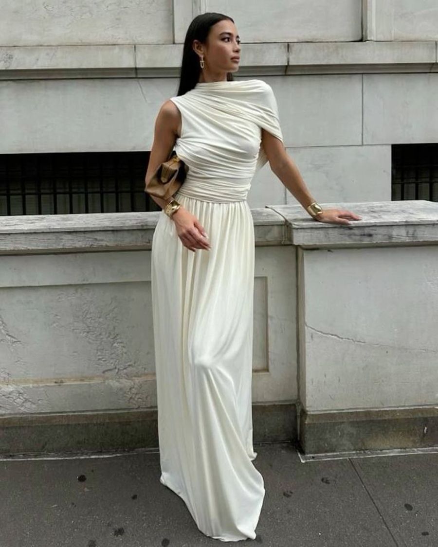 Áo voan lệch vai và chân váy mini