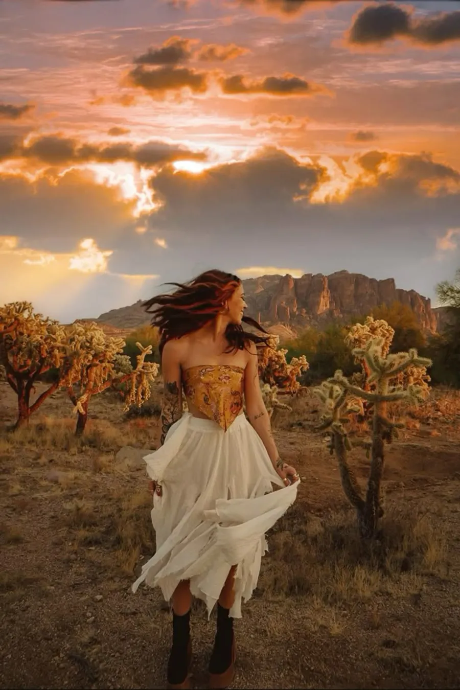 Áo yếm họa tiết và bốt cao bồi