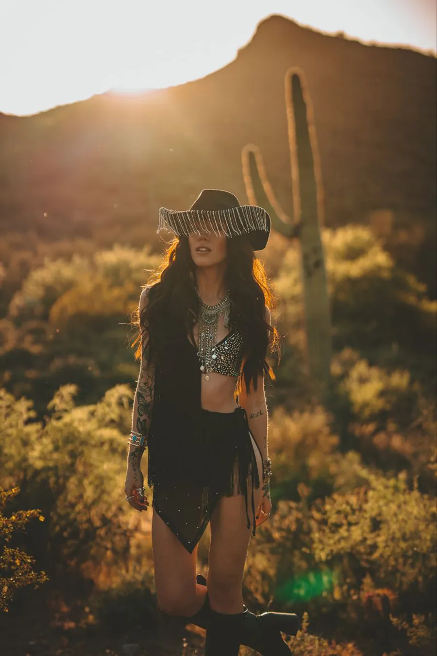 Áo quây và chân váy họa tiết cá tính