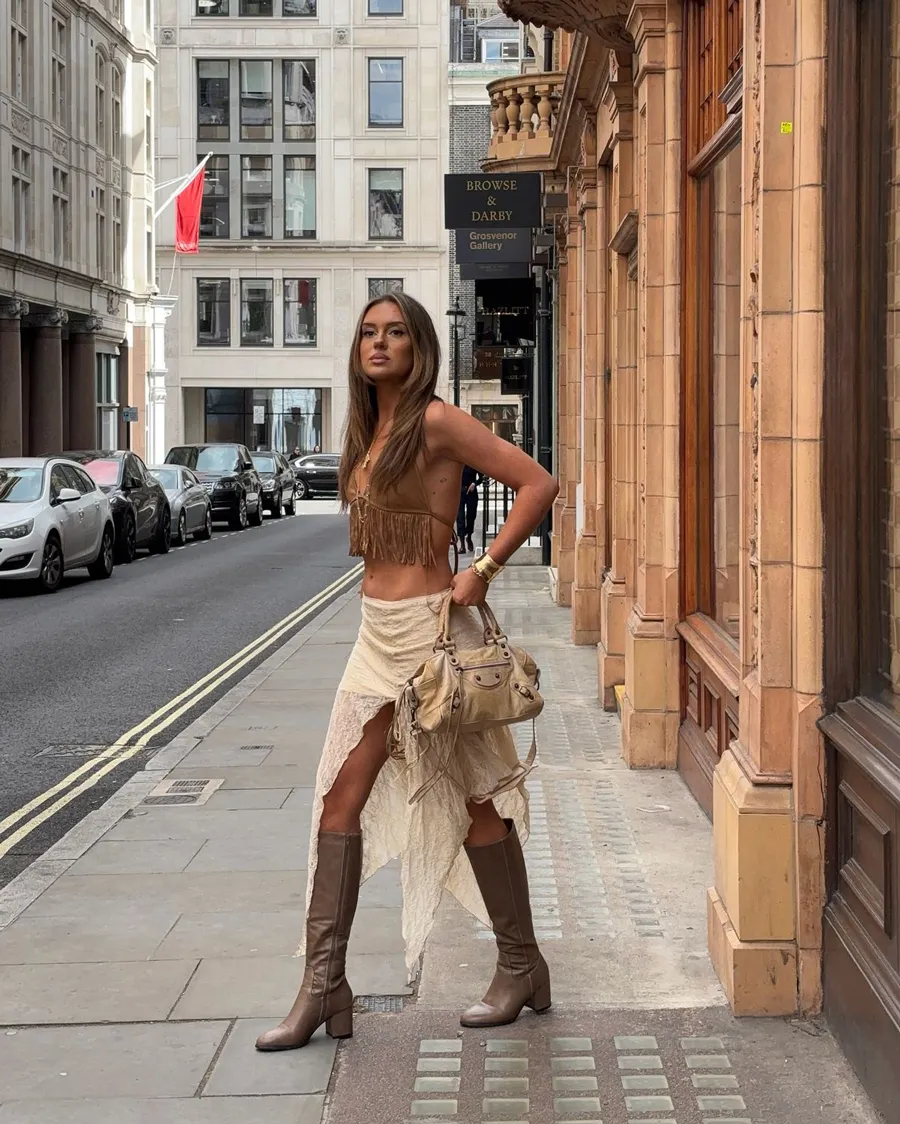 Áo yếm họa tiết và bốt cao bồi