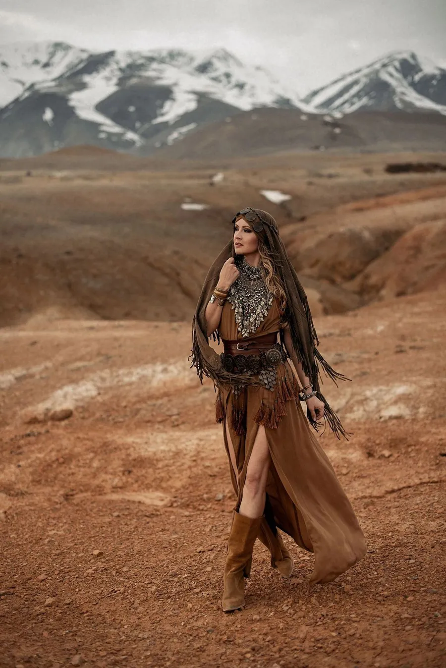 Váy maxi bất đối xứng và bốt tua rua