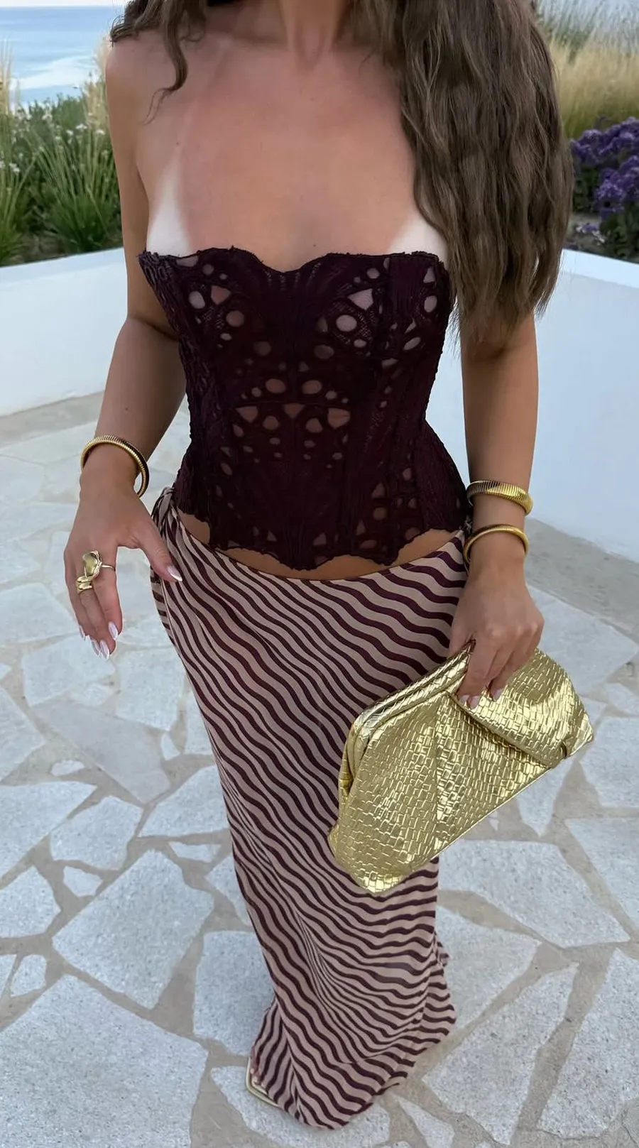 Áo quây và chân váy họa tiết cá tính