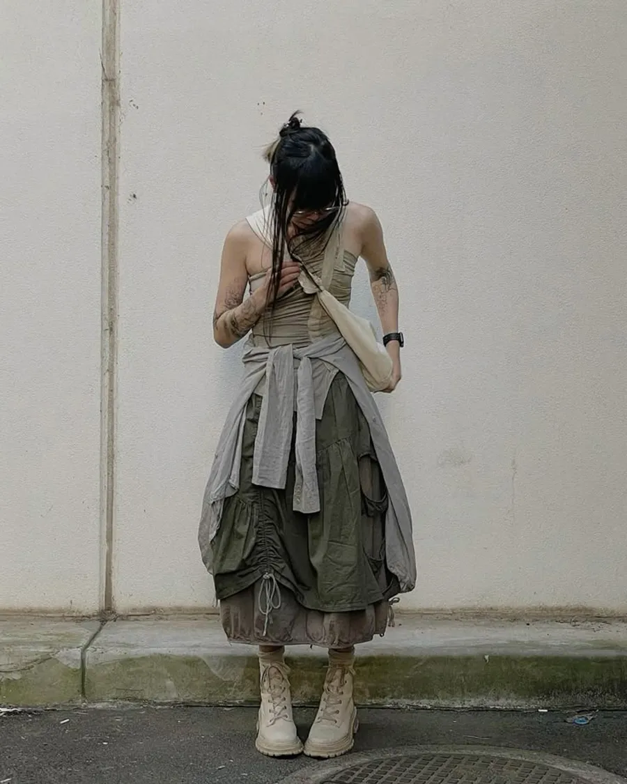 Sáng tạo với layering áo dệt kim cổ đổ