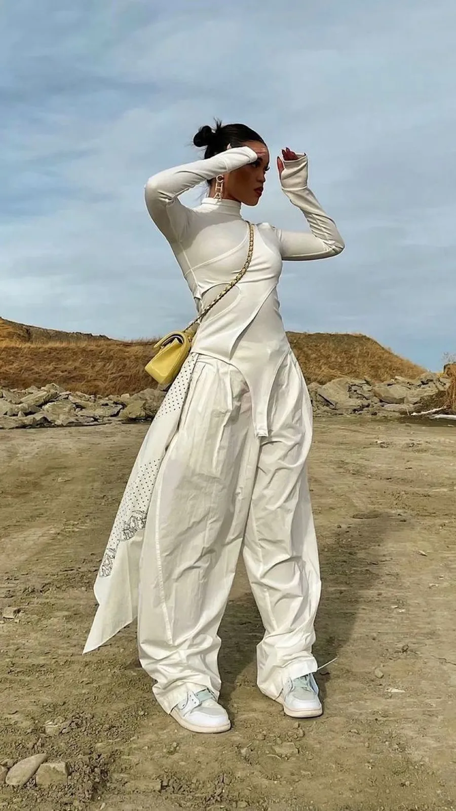 Sáng tạo với layering áo dệt kim cổ đổ