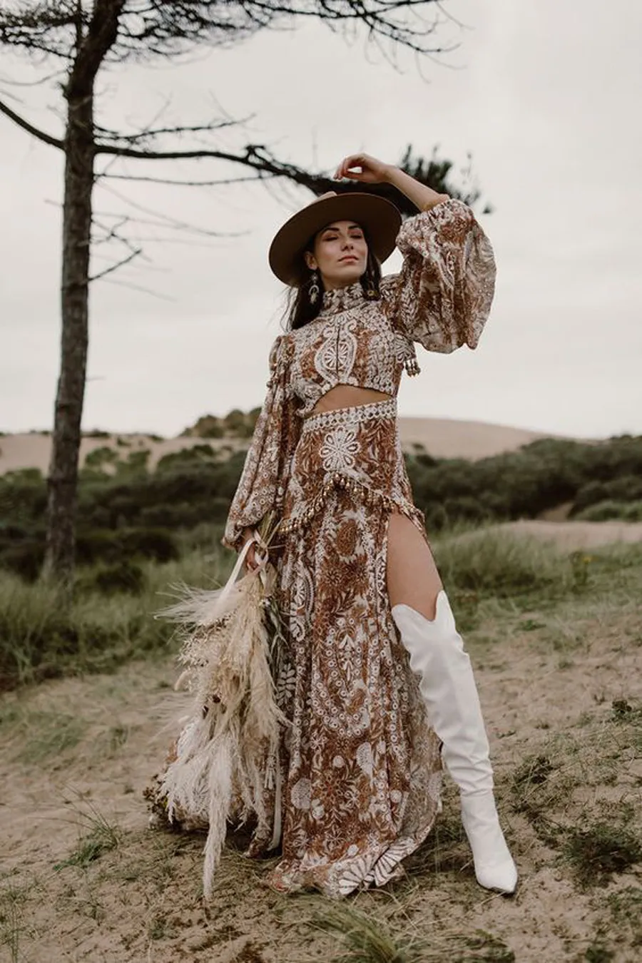 Váy maxi bất đối xứng và bốt tua rua