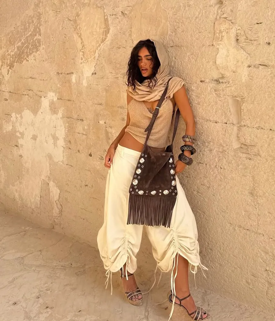 Sáng tạo với layering áo dệt kim cổ đổ