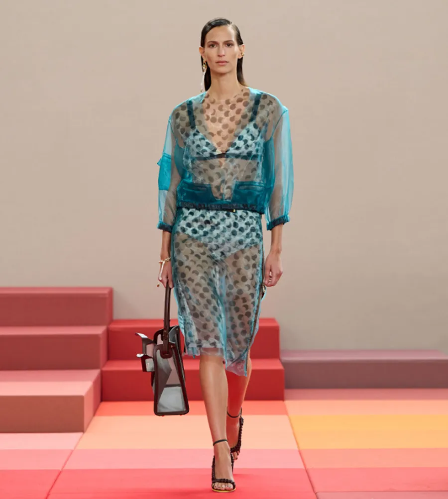 Fendi Xuân/Hè 2026: Khi kí ức thị giác biến thành một lãnh địa rực rỡ - 6