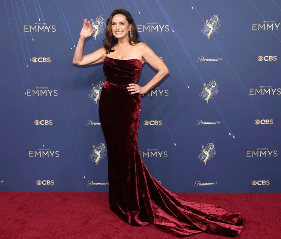thời trang thảm đỏ Emmy Awards 2025
