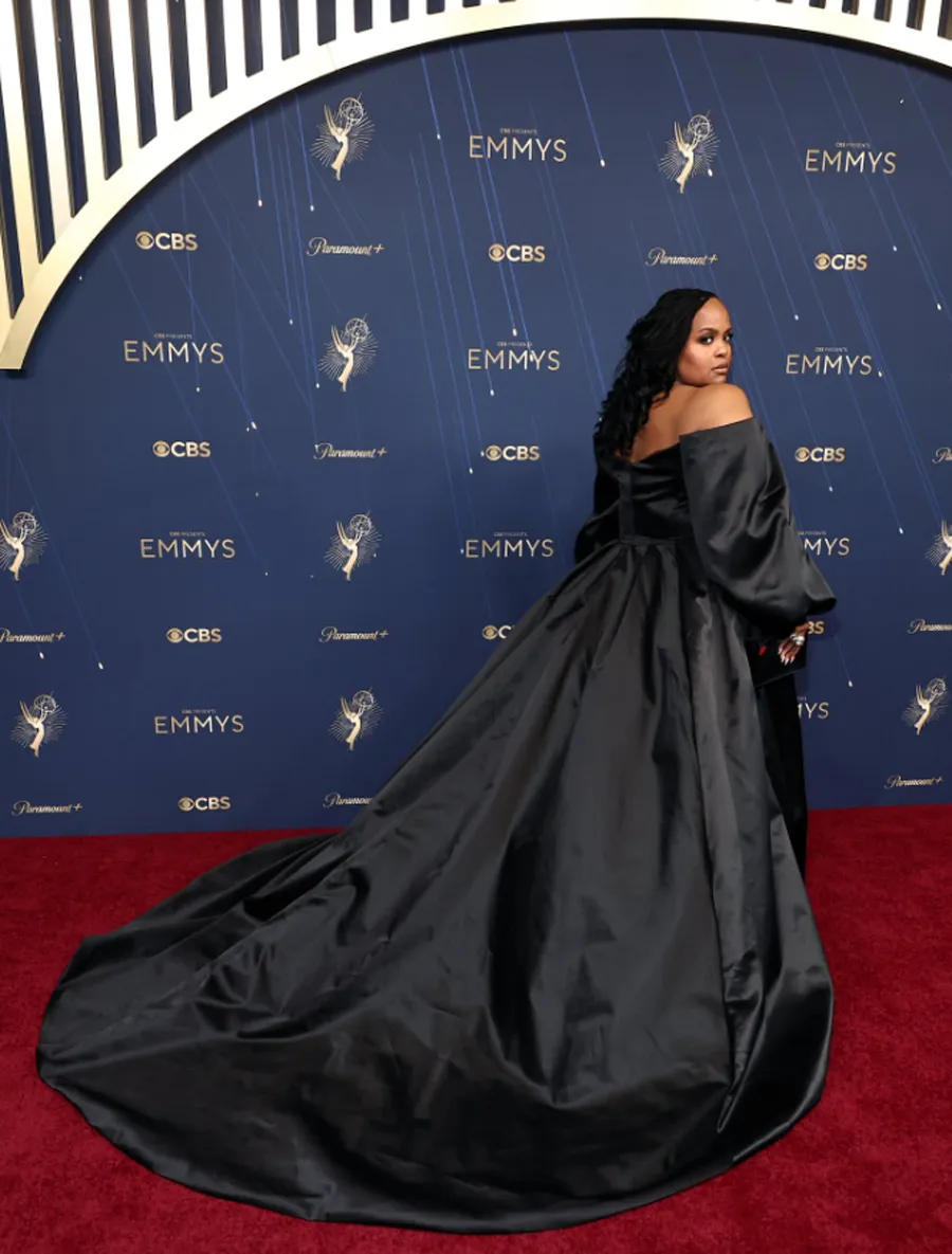 Thời trang thảm đỏ Emmy Awards 2025: Khi sao Hollywood và K-pop cùng tỏa sáng - 13