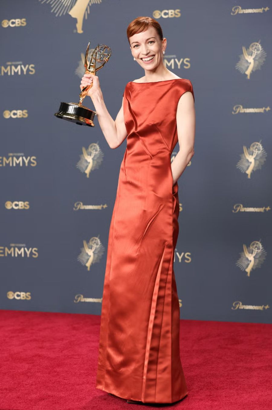 Thời trang thảm đỏ Emmy Awards 2025: Khi sao Hollywood và K-pop cùng tỏa sáng - 10