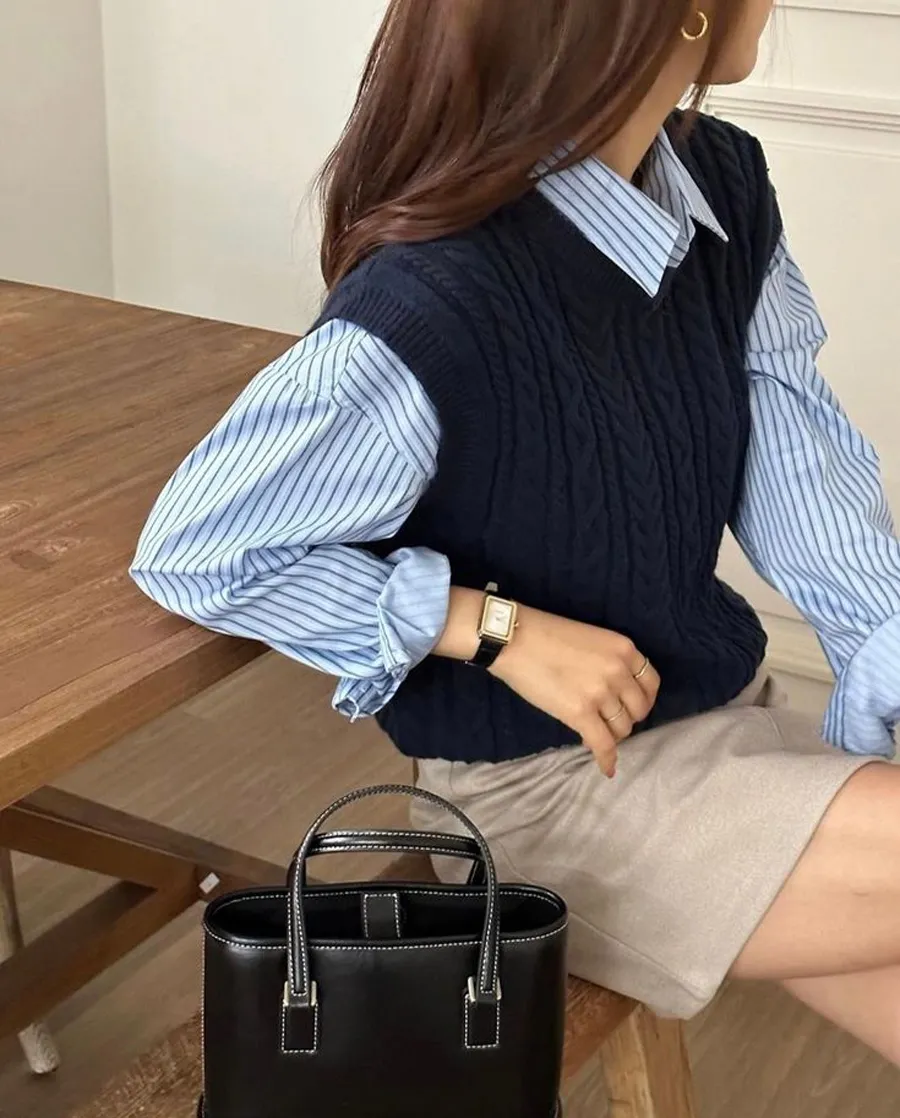 Phối đồ cùng áo len màu chàm 