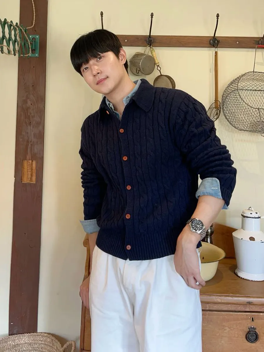 Áo sweater chàm phối cùng quần jean