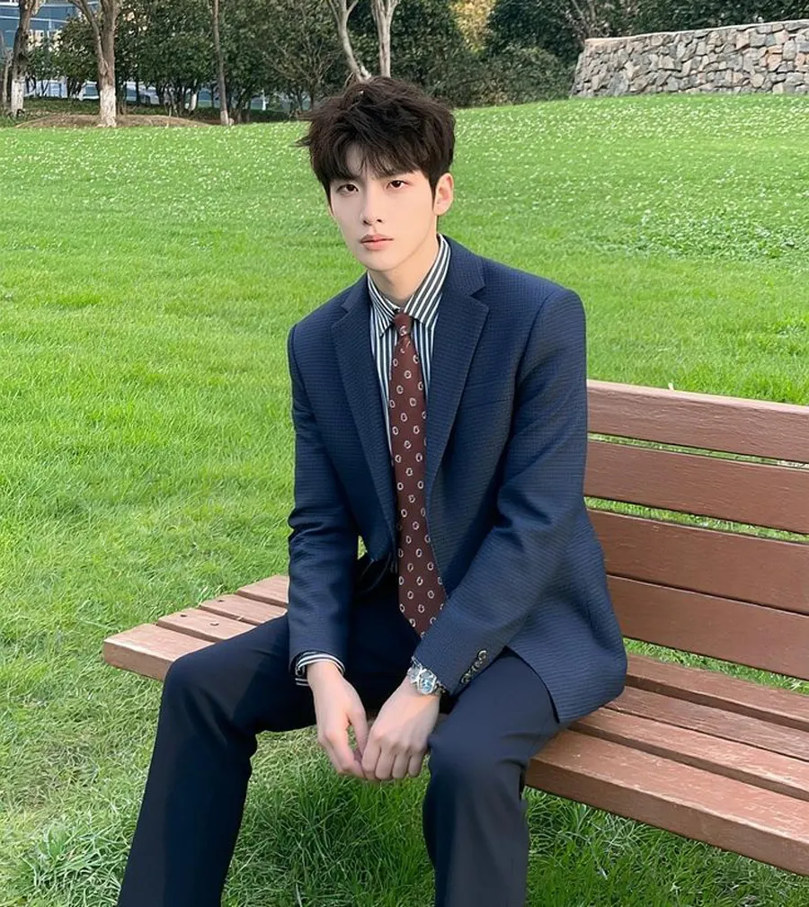 Combo công sở: Vest chàm + sơ mi trắng + giày đen