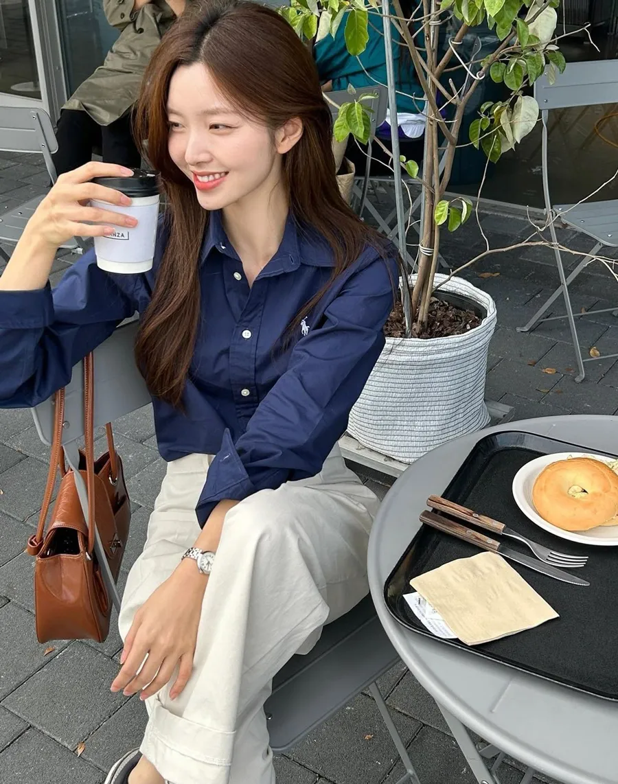 Mix & Match áo sơ mi chàm với quần suông 