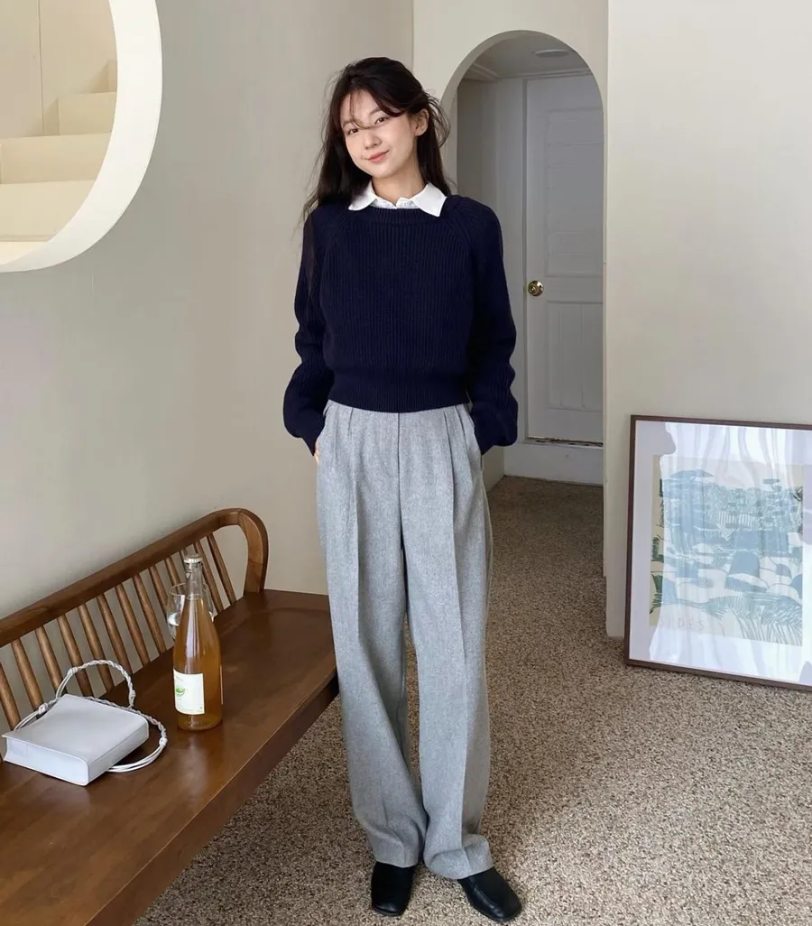 Áo hoodie chàm mix cùng quần jean hoặc chân váy đen