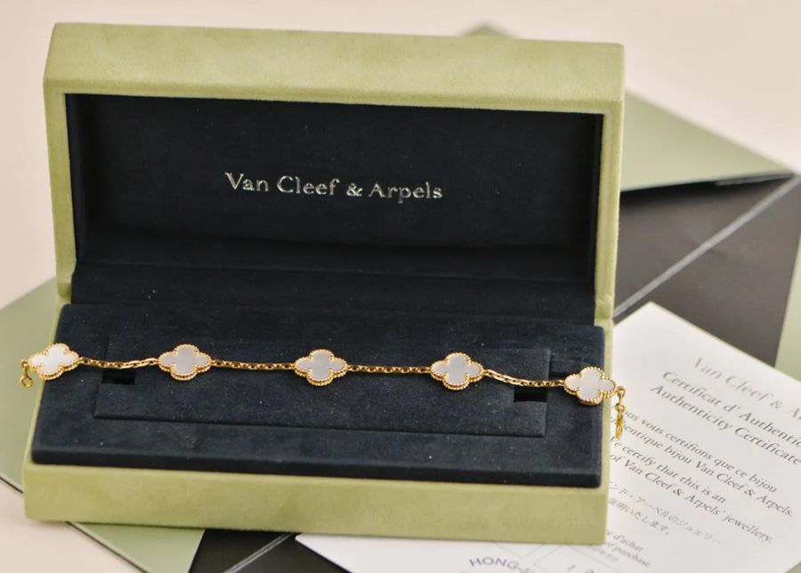Các Dấu Hiệu Phổ Biến Nhận Biết Vòng Tay Van Cleef Sweet Alhambra Giả