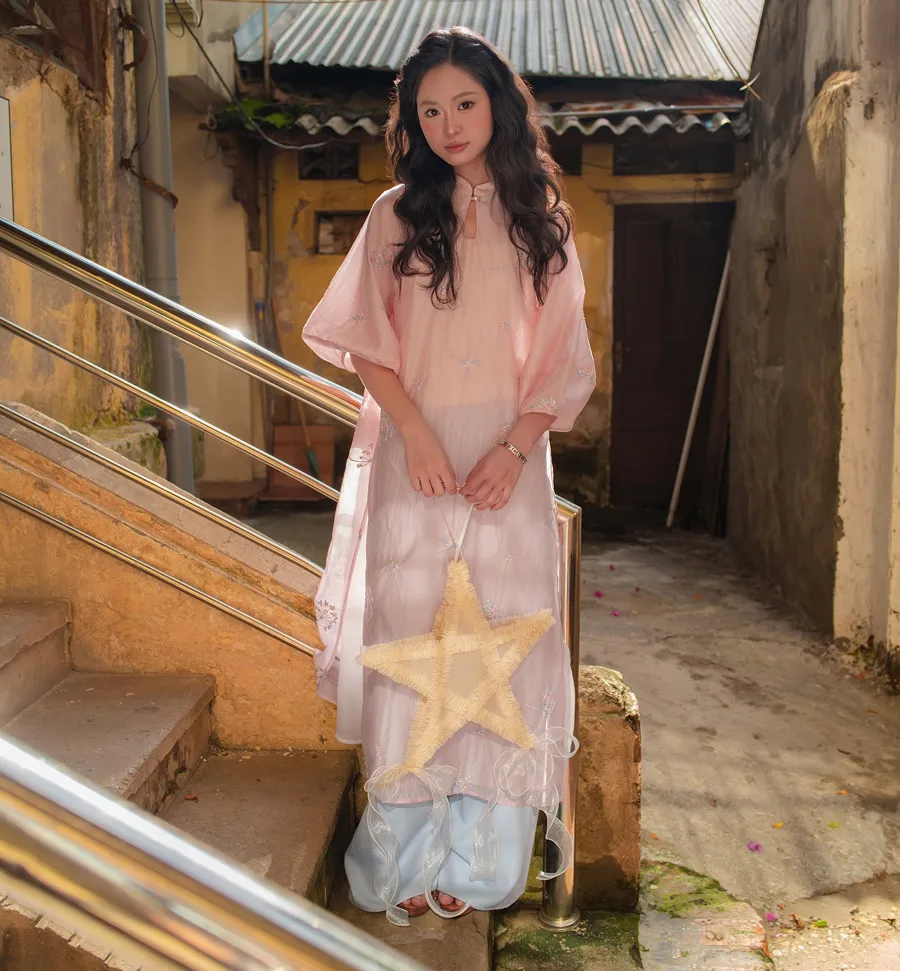 Quần xanh nhạt mặc với áo dài hồng