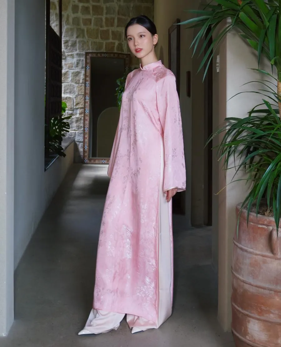 Áo dài hồng mặc với quần màu trắng