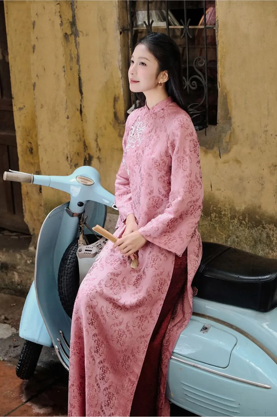 Áo dài hồng kết hợp quần màu tím