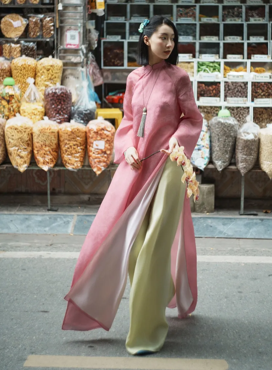 Áo dài hồng kết hợp với quần màu vàng