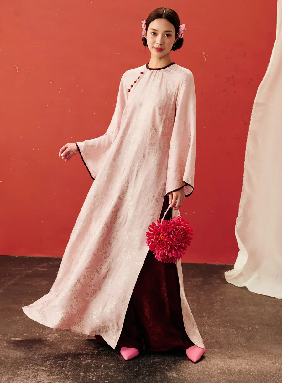 Áo dài hồng mặc với quần màu đỏ