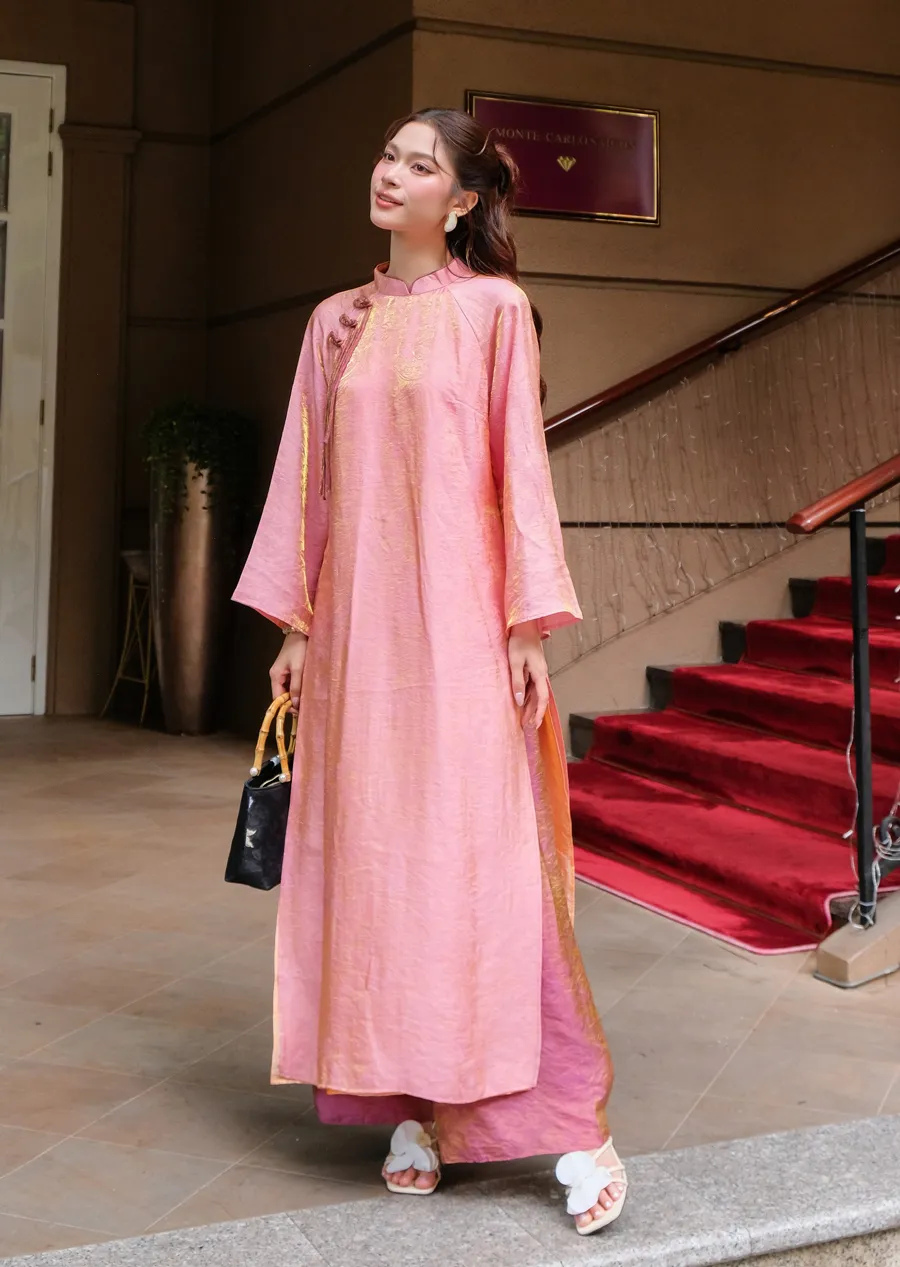 Áo dài hồng mặc với quần màu hồng đậm