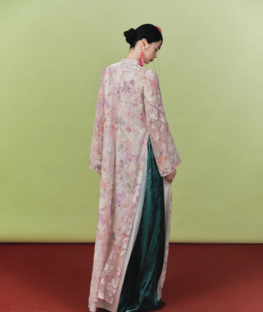 Áo dài hồng mặc với quần màu xanh cổ vịt