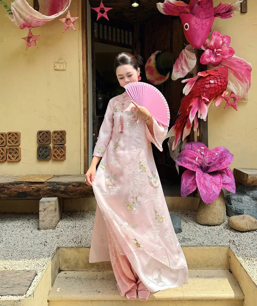 Áo dài hồng mặc với quần màu hồng nhạt