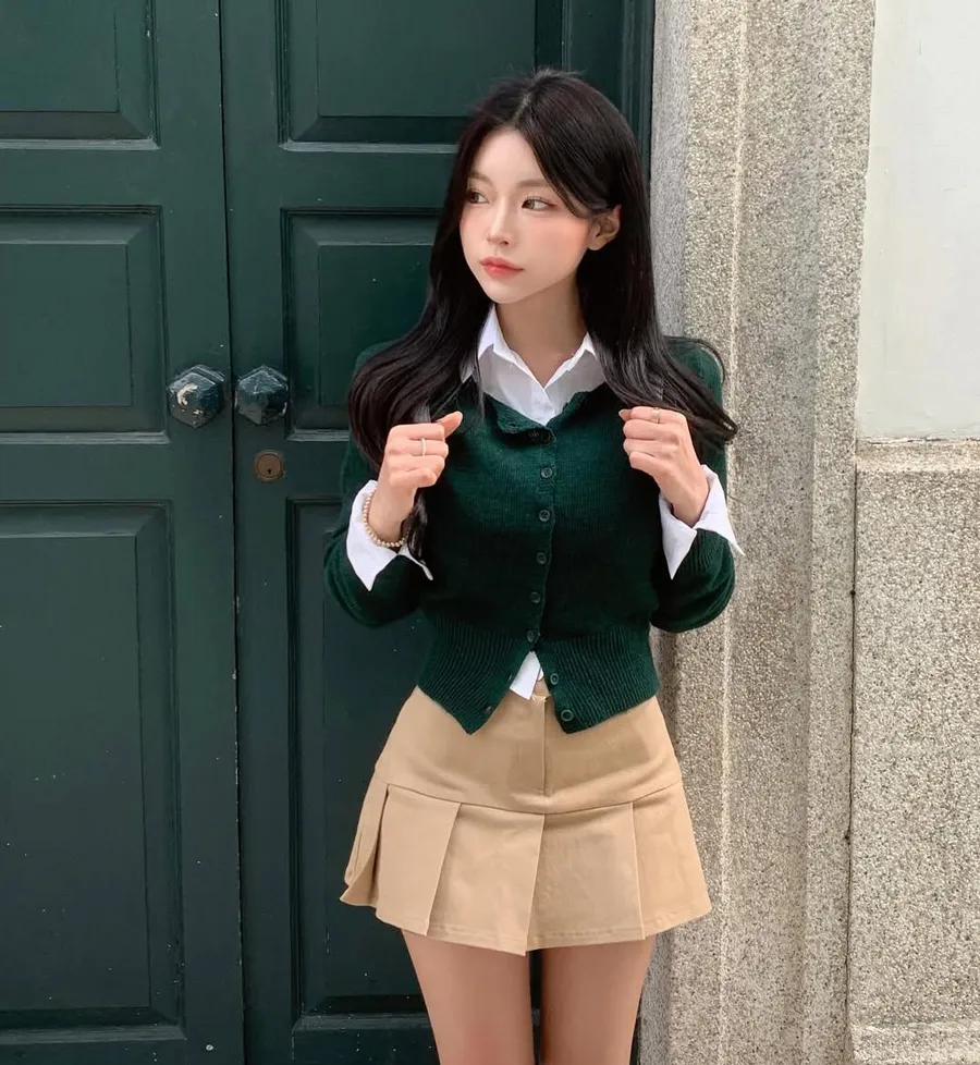 Phối chân váy nâu với áo xanh rêu 