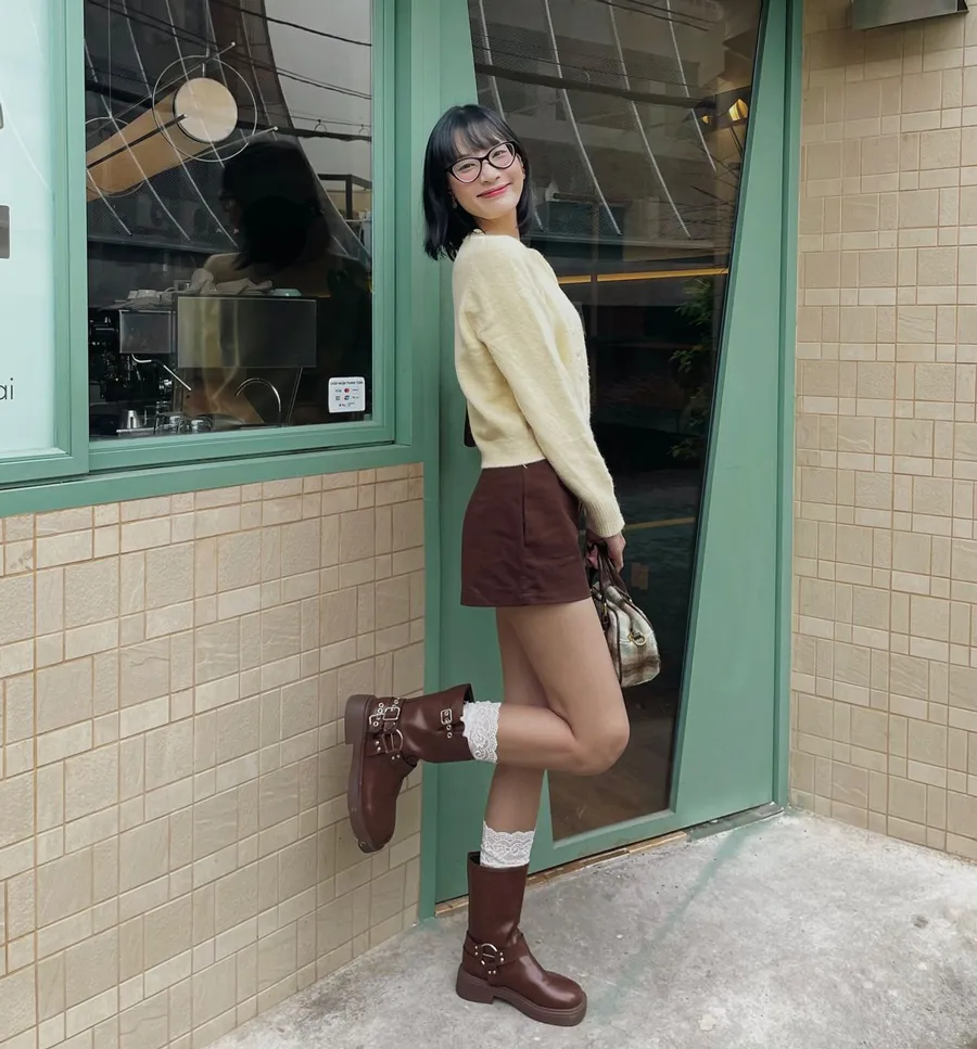 Chân váy nâu mix cùng áo vàng 