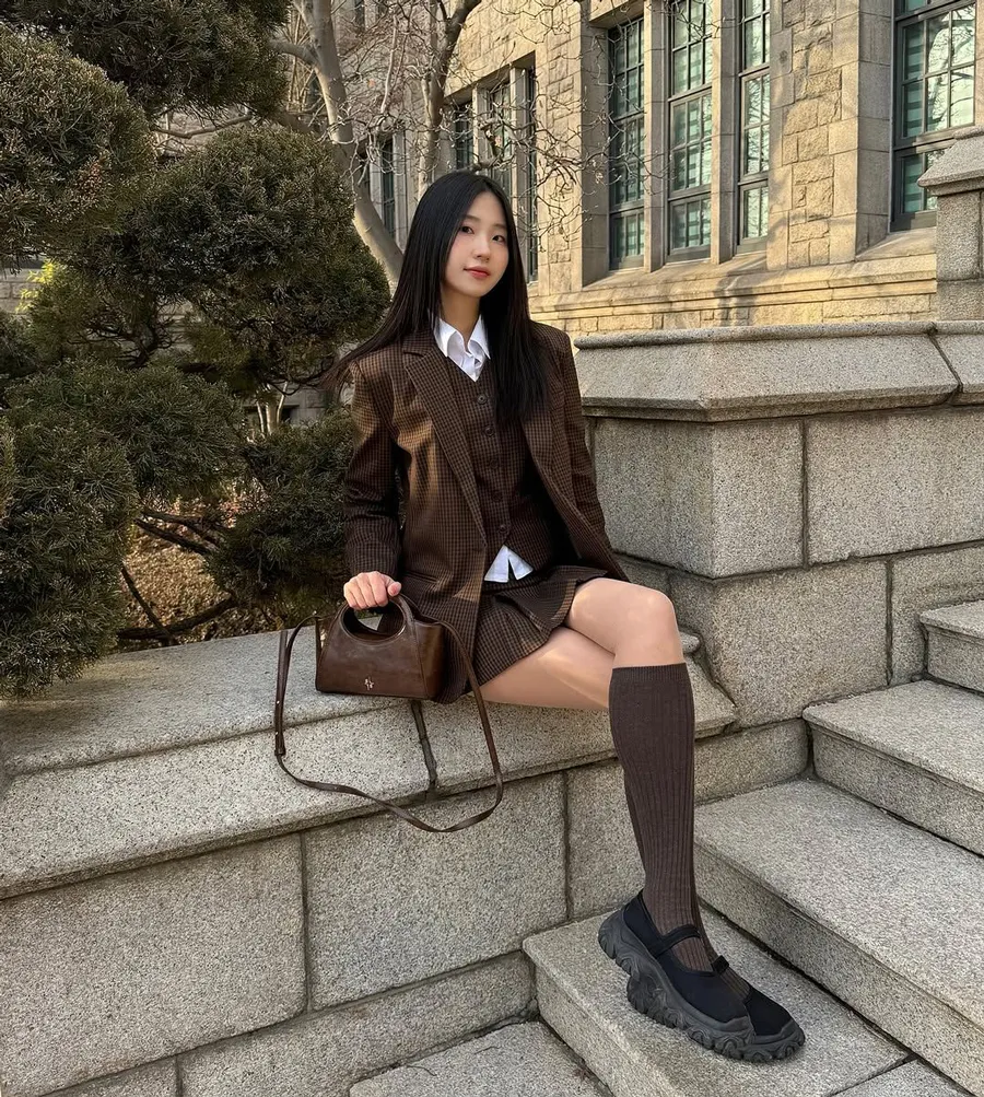 Màu da và dáng người nào hợp với màu nâu?