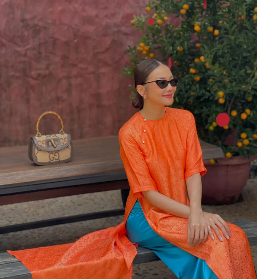 Áo dài cam phối với quần màu xanh dương