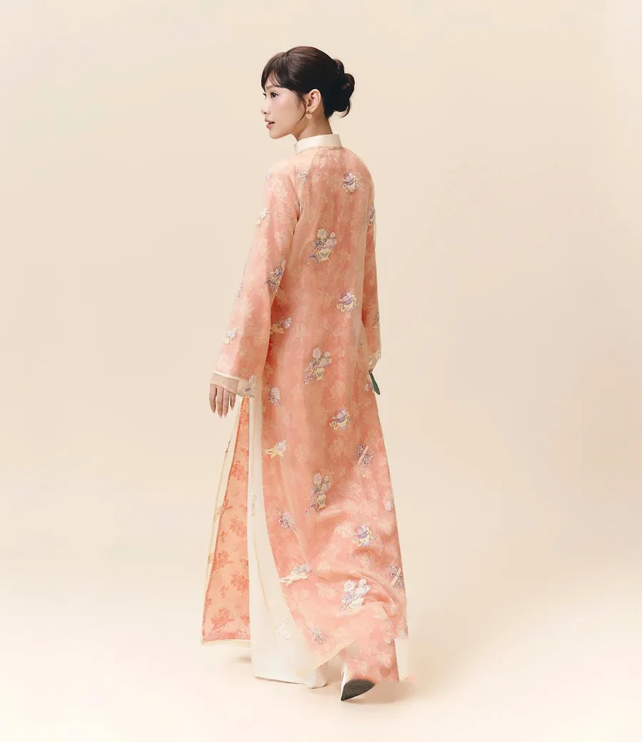 Phối với quần màu trắng