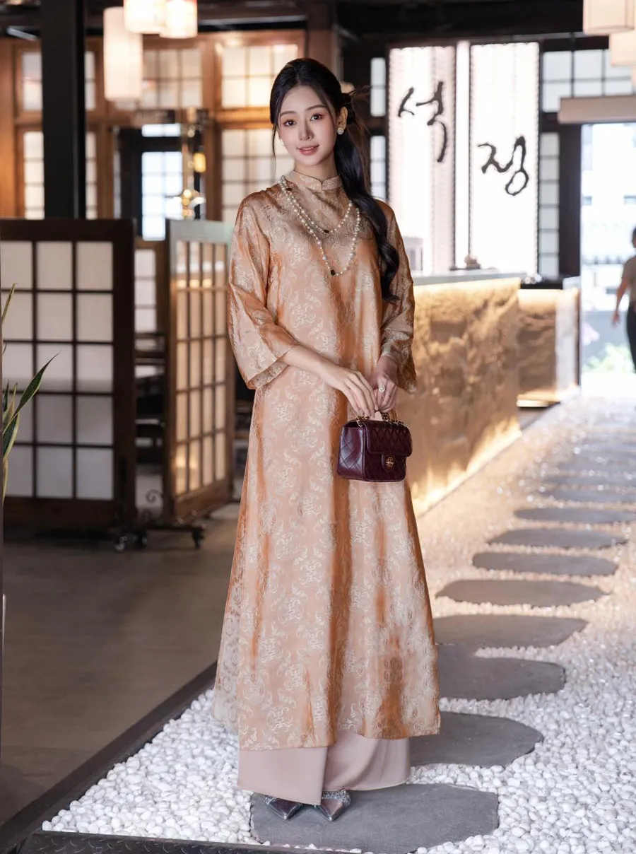 Phối với quần màu kem hoặc be