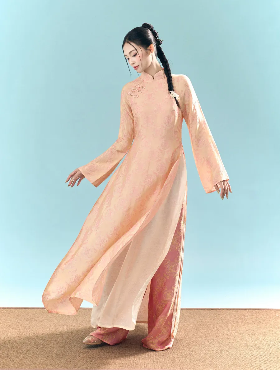 Áo dài cam mặc với quần màu hồng