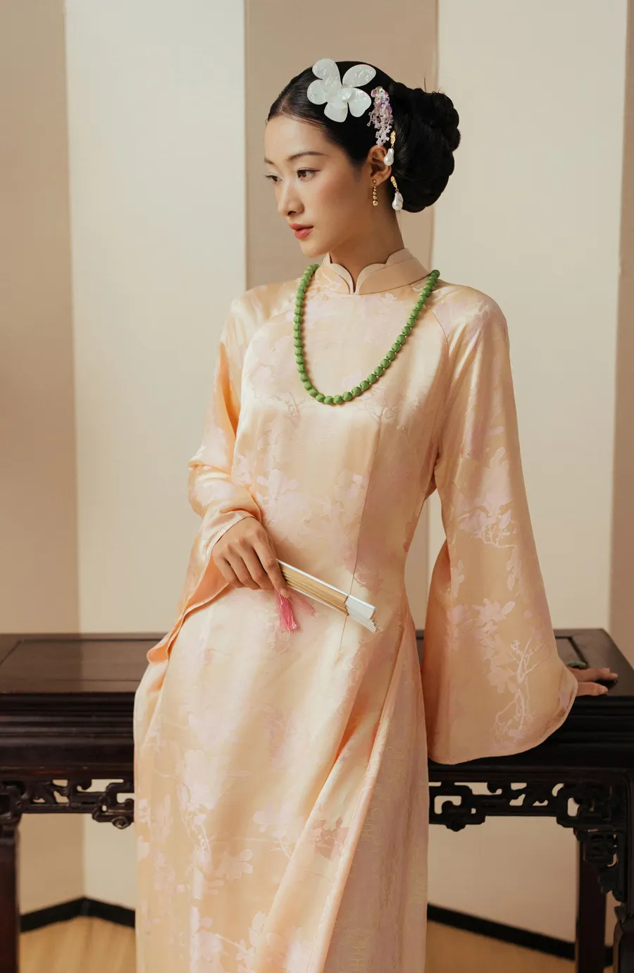 Phối với quần màu vàng đồng