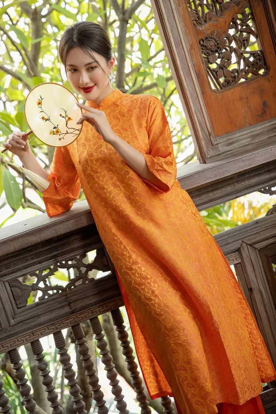 Phối ton-sur-ton với quần màu cam