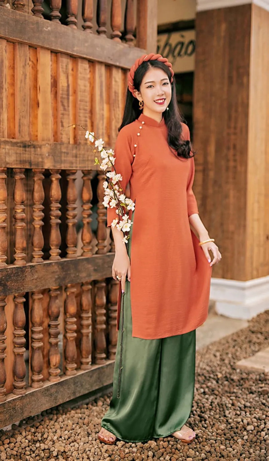 Phối với quần màu xanh rêu hoặc xanh cổ vịt