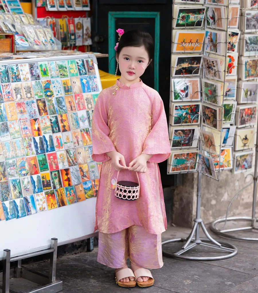 Áo dài truyền thống cho bé mặc Tết