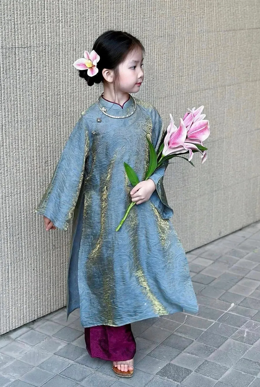 Áo dài màu xanh cho bé gái dịp xuân