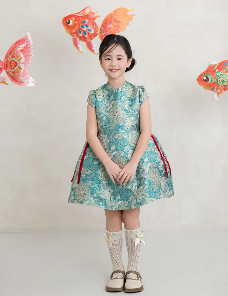 Áo dài cho bé gái cách tân hiện đại