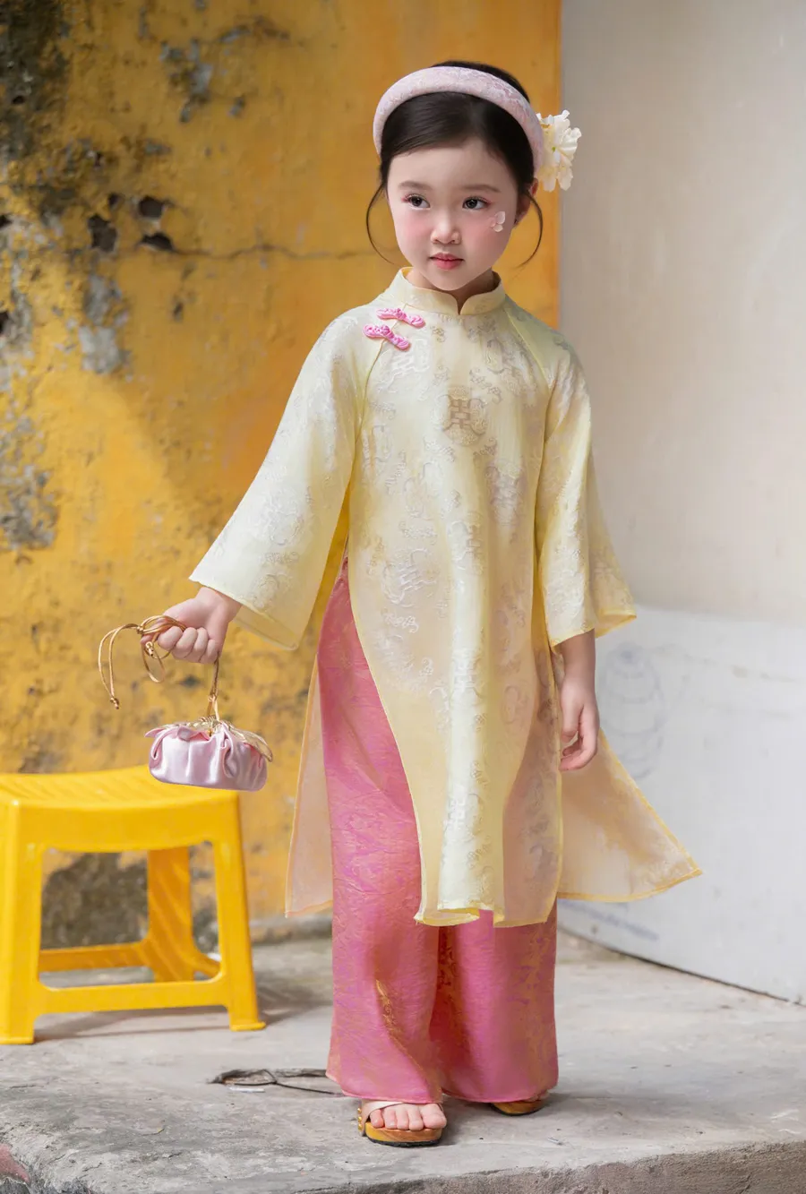 Mẫu áo dài trẻ em đẹp màu vàng may mắn