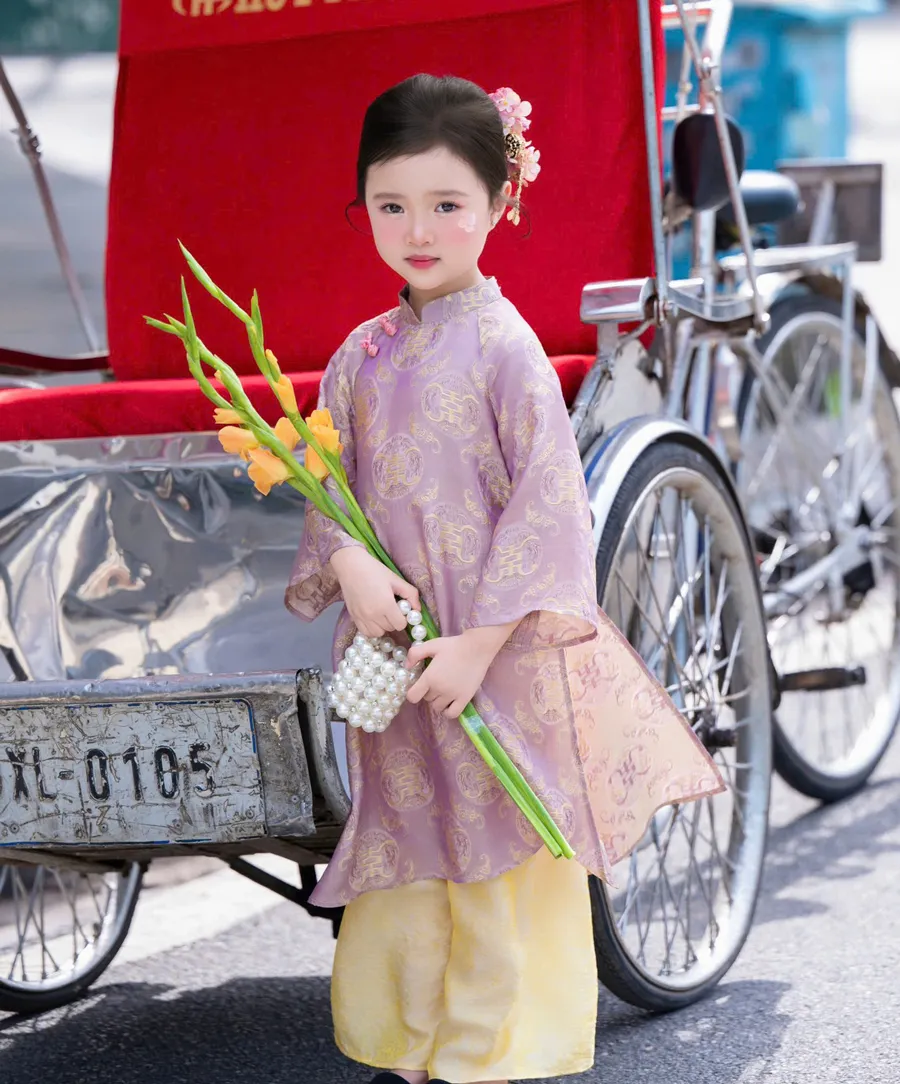 Áo dài đính nơ cho bé gái dễ thương