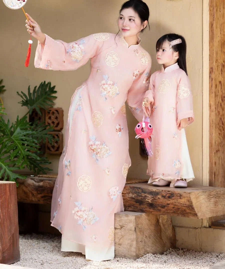 Áo dài cho trẻ em ngày Tết màu hồng